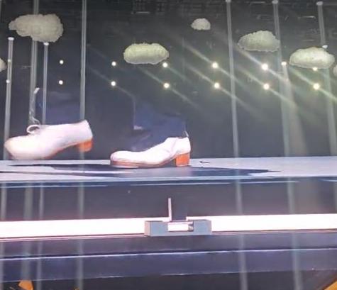 硬過Nokia 3310？Honor Magic8 Pro Air發佈會玩命實測 手機變「檯腳」任踩任跳 【有片】