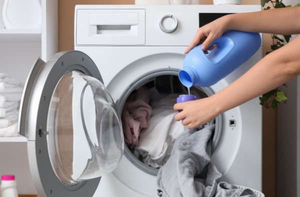 洗衣粉vs洗衣液用錯傷機?化學專家揭1款易留殘餘物!親揭最佳洗滌組合