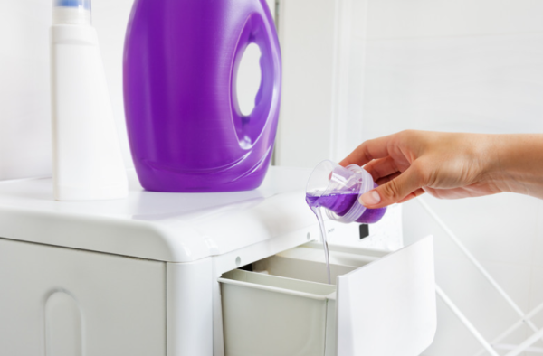 洗衣粉vs洗衣液用錯傷機？化學專家揭1款易留殘餘物！親揭最佳洗滌組合