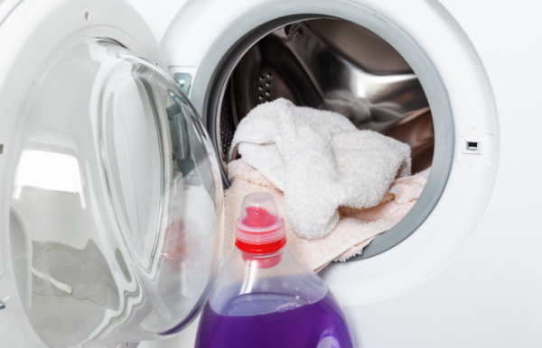 洗衣粉vs洗衣液用錯傷機？化學專家揭1款易留殘餘物！親揭最佳洗滌組合