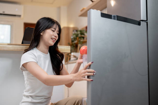 雪櫃漏水原因｜雪櫃底積水/出啡色水點算？專家教10招自行維修＋通排水孔教學