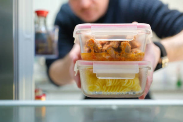 雪櫃漏水原因｜雪櫃底積水/出啡色水點算？專家教10招自行維修＋通排水孔教學