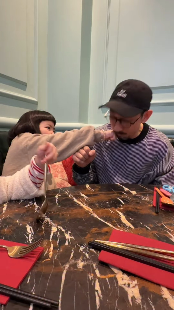 李璨琛教7歲大女李元元做呢一件事惹爭議 被網民狠批教壞細路：唔好笑！