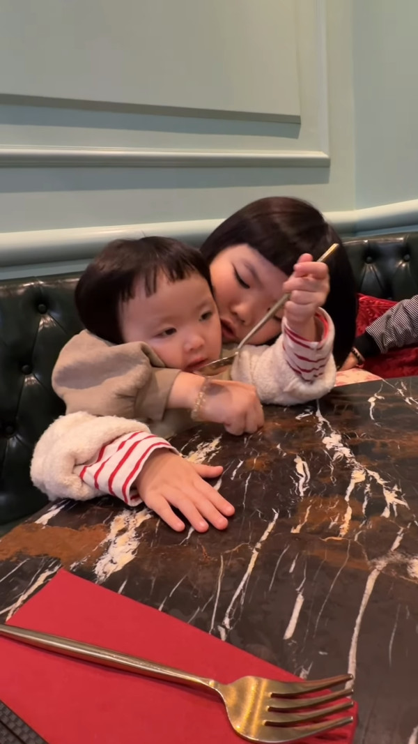 李璨琛教7歲大女李元元做呢一件事惹爭議 被網民狠批教壞細路：唔好笑！