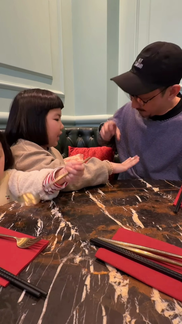 李璨琛教7歲大女李元元做呢一件事惹爭議 被網民狠批教壞細路：唔好笑！