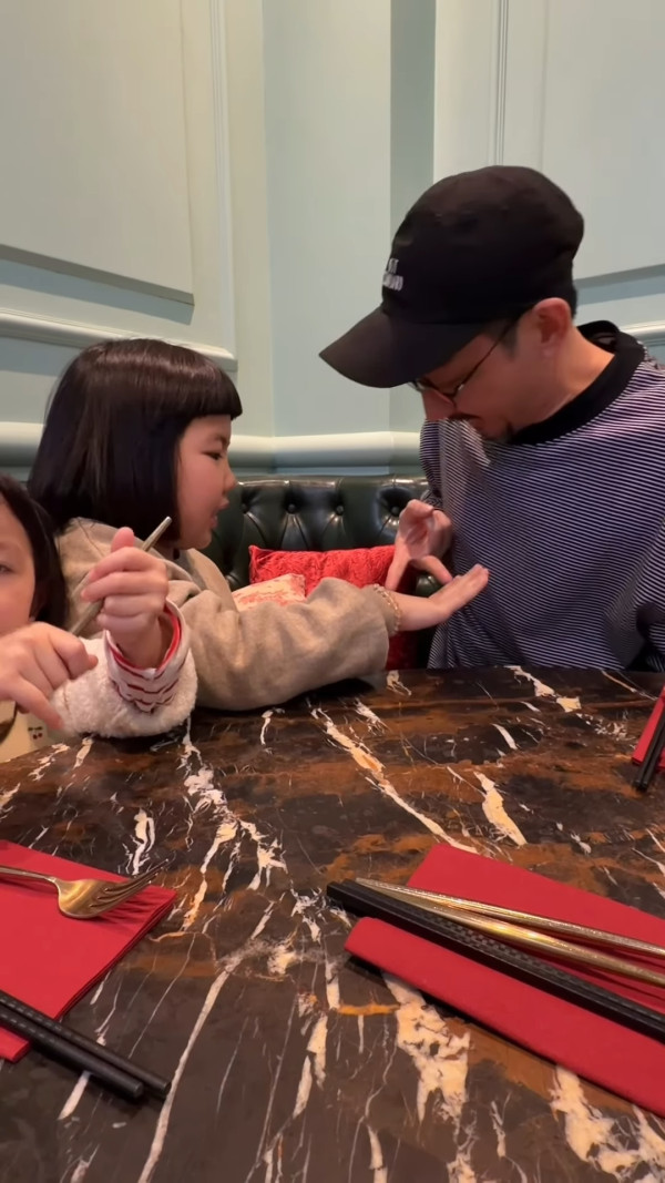 李璨琛教7歲大女李元元做呢一件事惹爭議 被網民狠批教壞細路：唔好笑！