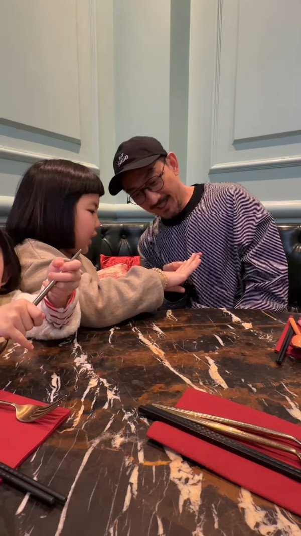 李璨琛教7歲大女李元元做呢一件事惹爭議 被網民狠批教壞細路：唔好笑！