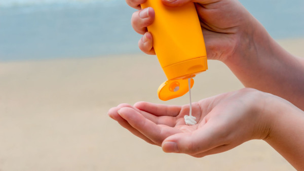 防曬原來一直搽錯？醫生揭「正確用法」做少呢步等於白搽！生暗瘡唔關份量事？