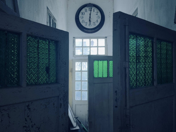 長洲百年「幽靈醫院」內部曝光！荒廢30年如鬼域　網民：門口望過但唔敢入去