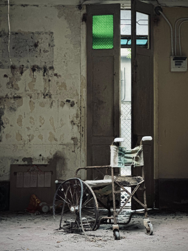 長洲百年「幽靈醫院」內部曝光！荒廢30年如鬼域　網民：門口望過但唔敢入去