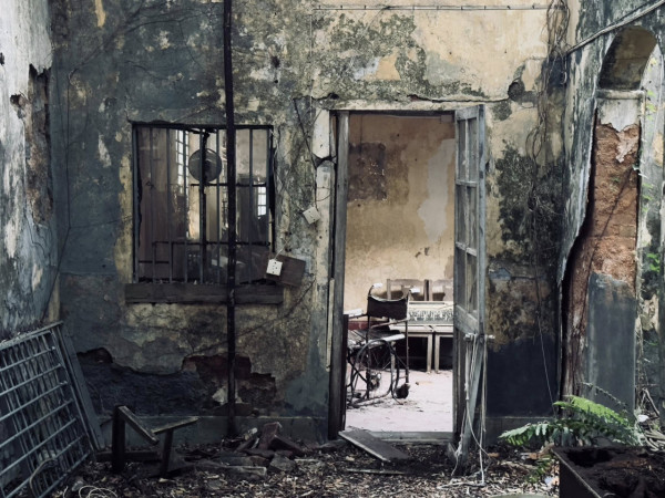 長洲百年「幽靈醫院」內部曝光！荒廢30年如鬼域　網民：門口望過但唔敢入去