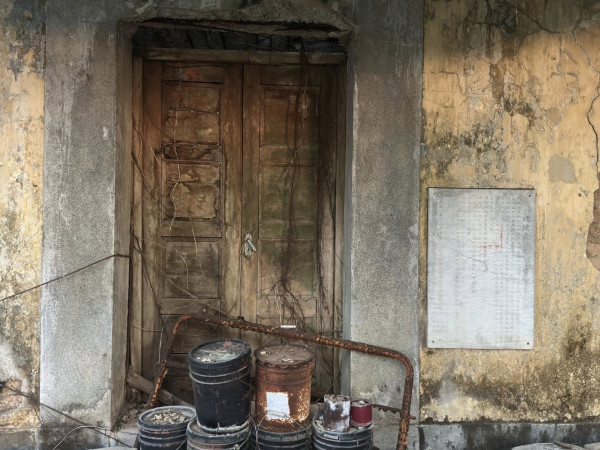 長洲百年「幽靈醫院」內部曝光！荒廢30年如鬼域　網民：門口望過但唔敢入去