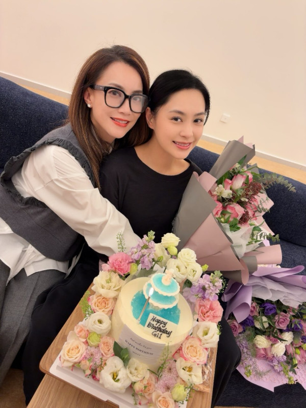 霍汶希出賣阿嬌鍾欣潼超真實素顏 45歲生日零P圖震撼網民：歲月不留痕