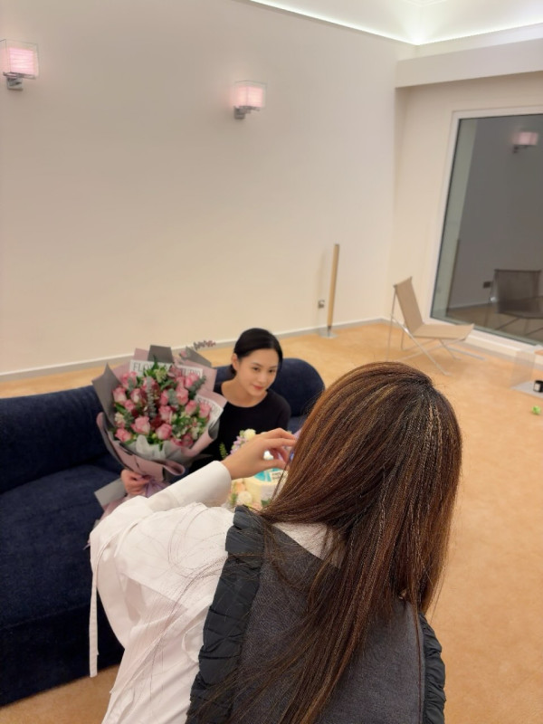 霍汶希出賣阿嬌鍾欣潼超真實素顏 45歲生日零P圖震撼網民：歲月不留痕