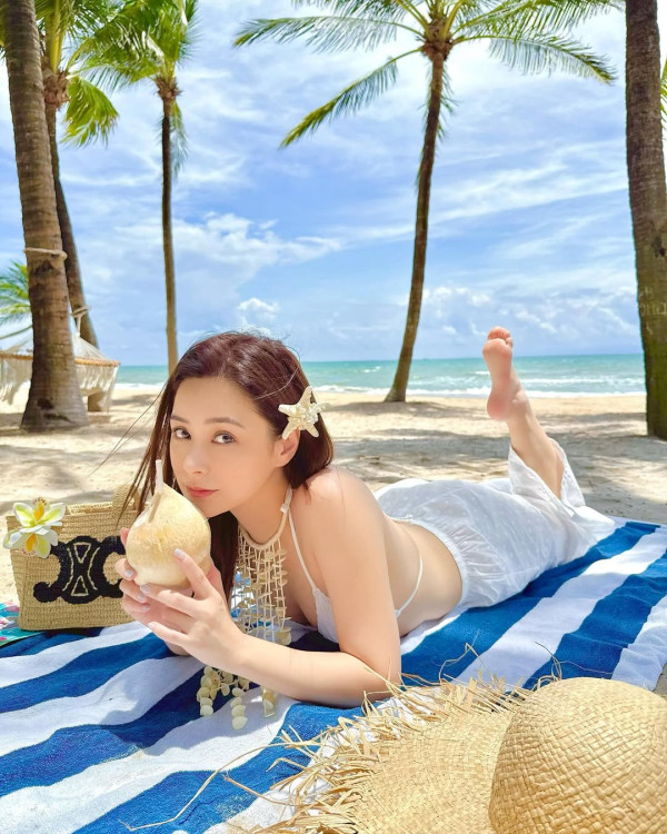 霍汶希出賣阿嬌鍾欣潼超真實素顏 45歲生日零P圖震撼網民：歲月不留痕