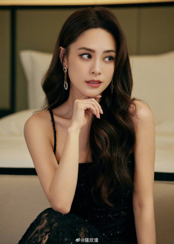 霍汶希出賣阿嬌鍾欣潼超真實素顏 45歲生日零P圖震撼網民：歲月不留痕