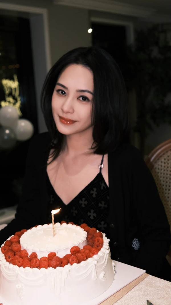 霍汶希出賣阿嬌鍾欣潼超真實素顏 45歲生日零P圖震撼網民：歲月不留痕
