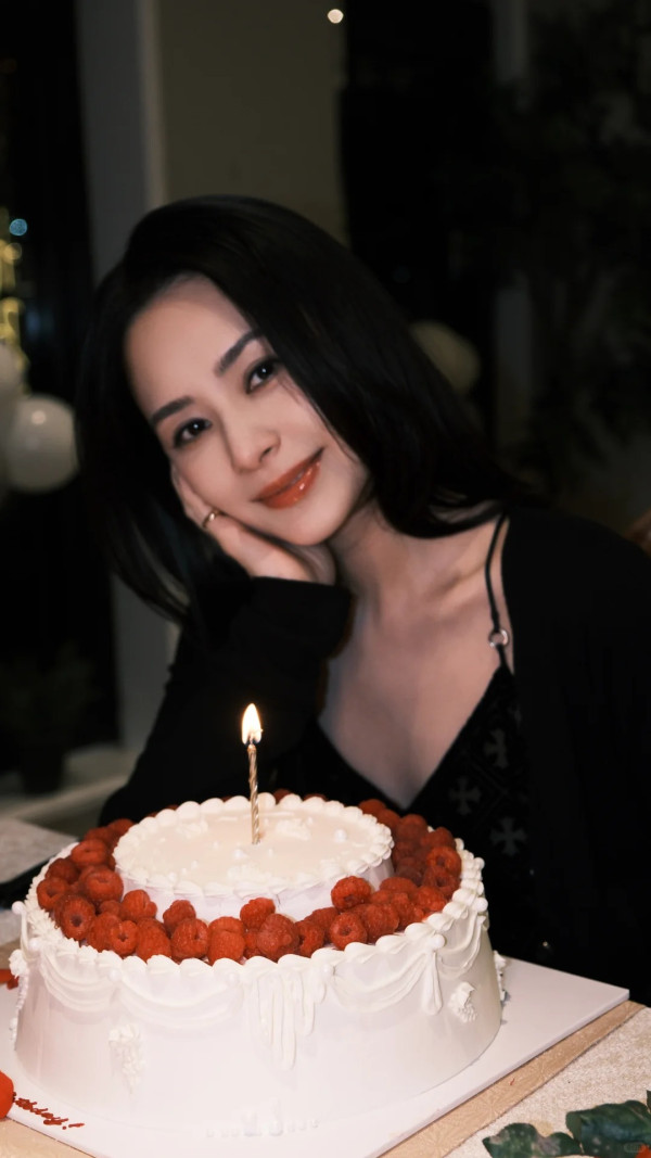 霍汶希出賣阿嬌鍾欣潼超真實素顏 45歲生日零P圖震撼網民：歲月不留痕