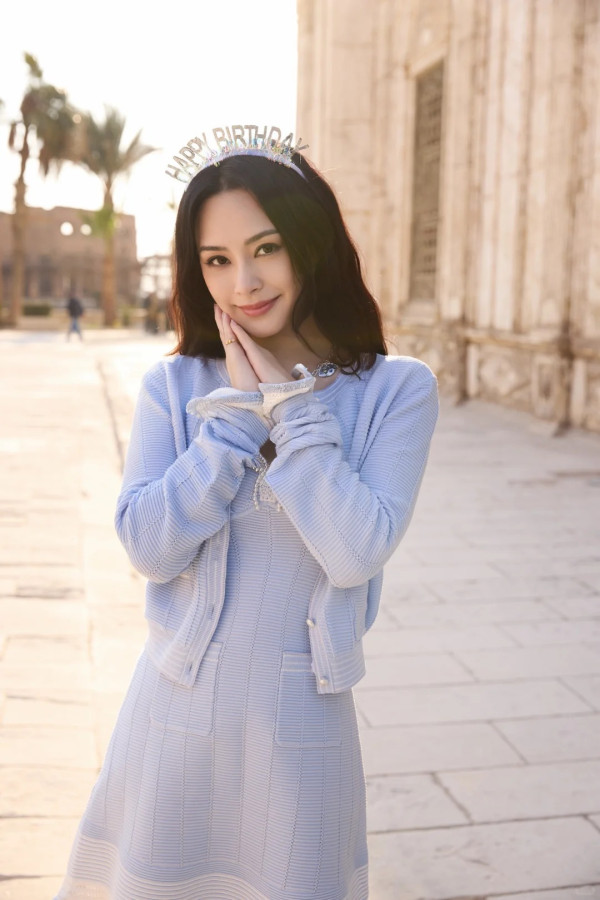 霍汶希出賣阿嬌鍾欣潼超真實素顏 45歲生日零P圖震撼網民：歲月不留痕