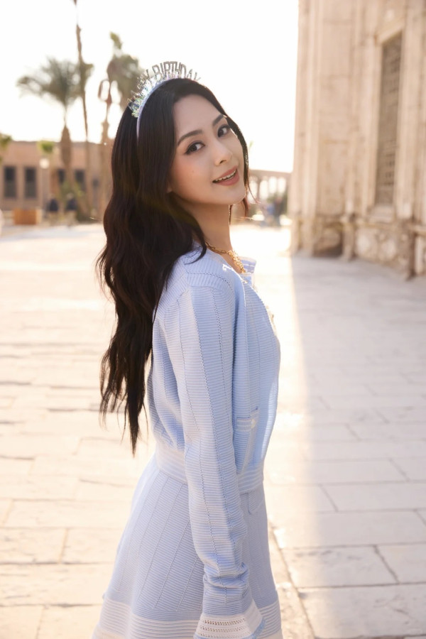 霍汶希出賣阿嬌鍾欣潼超真實素顏 45歲生日零P圖震撼網民：歲月不留痕