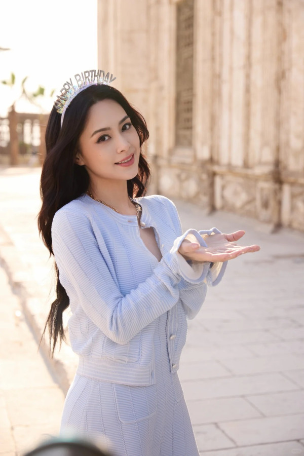 霍汶希出賣阿嬌鍾欣潼超真實素顏 45歲生日零P圖震撼網民：歲月不留痕