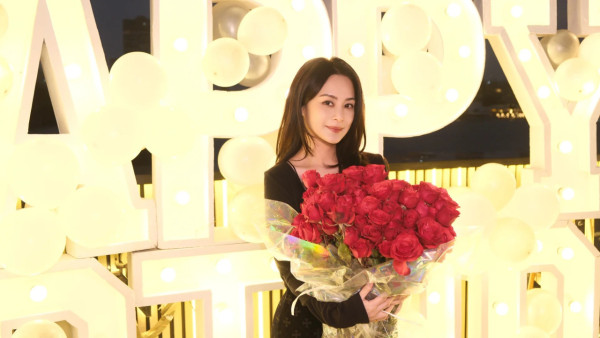 霍汶希出賣阿嬌鍾欣潼超真實素顏 45歲生日零P圖震撼網民：歲月不留痕