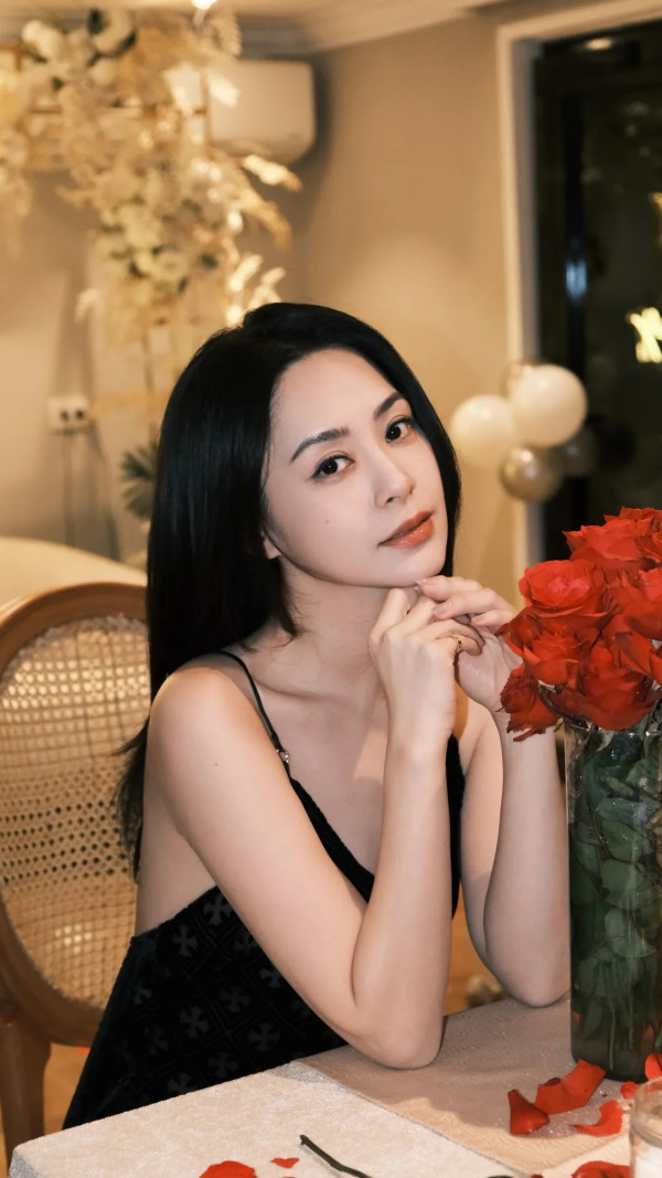 霍汶希出賣阿嬌鍾欣潼超真實素顏 45歲生日零P圖震撼網民：歲月不留痕