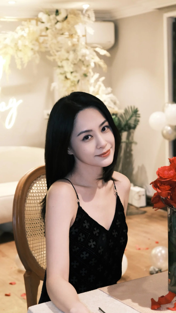 霍汶希出賣阿嬌鍾欣潼超真實素顏 45歲生日零P圖震撼網民：歲月不留痕