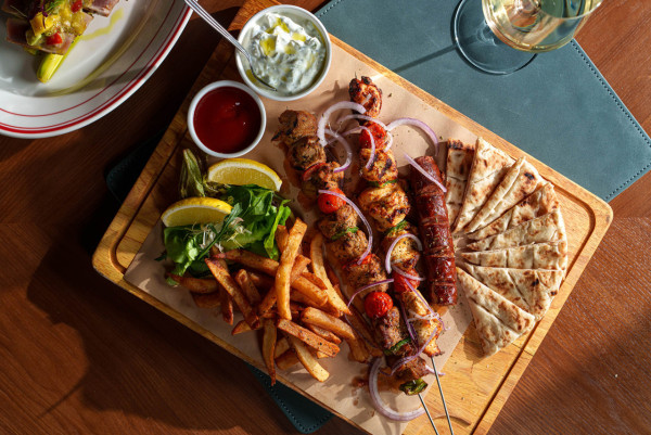 灣仔新開正宗希臘料理扒房   28日以上熟成牛扒／招牌希臘串燒／什錦蘸醬拼盤