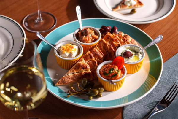 灣仔新開正宗希臘料理扒房   28日以上熟成牛扒／招牌希臘串燒／什錦蘸醬拼盤