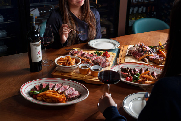 灣仔新開正宗希臘料理扒房   28日以上熟成牛扒／招牌希臘串燒／什錦蘸醬拼盤