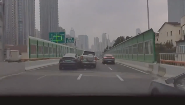 Tesla Model 3 硬撼大型 SUV？高速公路上演「美式截停」當場反肚【有片】