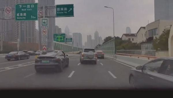 Tesla Model 3 硬撼大型 SUV？高速公路上演「美式截停」當場反肚【有片】