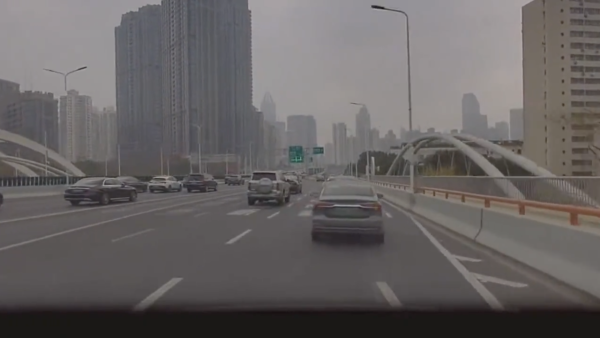 Tesla Model 3 硬撼大型 SUV？高速公路上演「美式截停」當場反肚【有片】