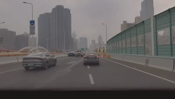 Tesla Model 3 硬撼大型 SUV？高速公路上演「美式截停」當場反肚【有片】