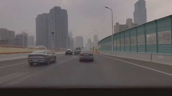 Tesla Model 3 硬撼大型 SUV？高速公路上演「美式截停」當場反肚【有片】