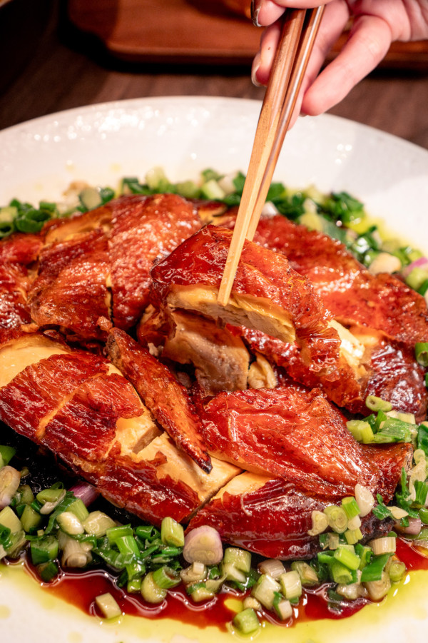 旺角高質手工中菜「玥派」驚喜登場！必食火燄黑叉燒／脆皮蔥油雞／超濃開心果糊 (記者實測試食)