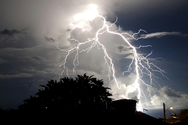 無故頭痛失眠？ 原來是「強烈磁暴」殺到！ 研究：中風風險恐增 60% 【即睇3類高危人群】