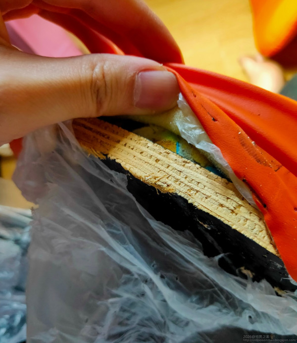 事後，樓主拆解凳身檢視內部結構，結果發現用料相當粗劣。圖片來源：Facebook@淘寶唔開心share （中伏group)