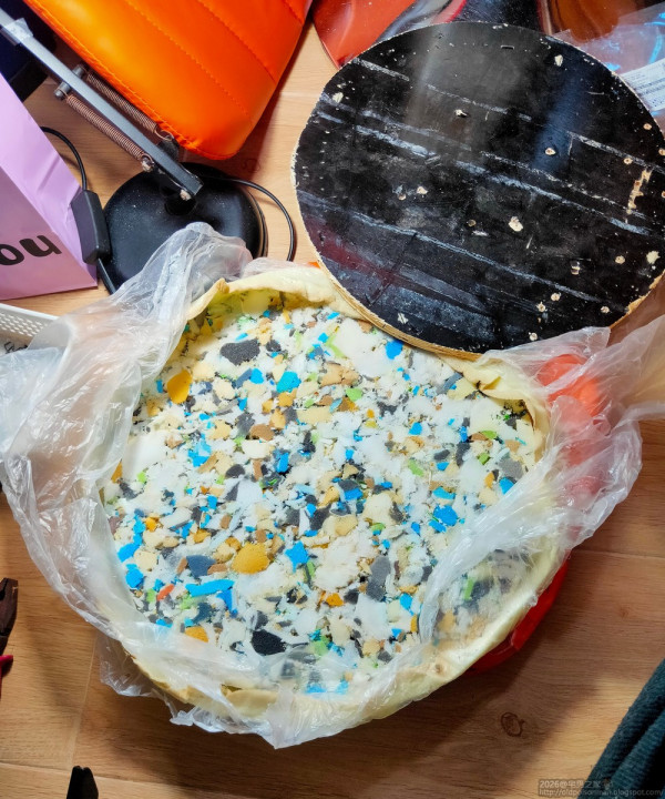 事後，樓主拆解凳身檢視內部結構，結果發現用料相當粗劣。圖片來源：Facebook@淘寶唔開心share （中伏group)