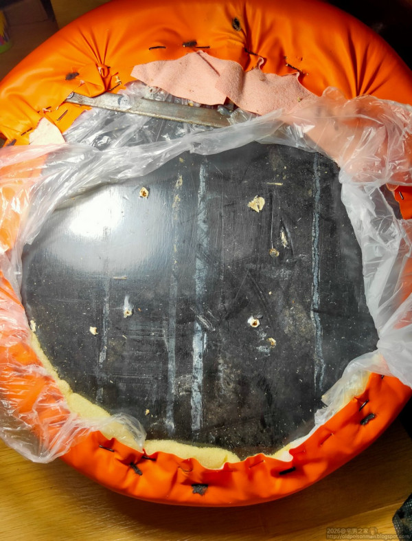 事後，樓主拆解凳身檢視內部結構，結果發現用料相當粗劣。圖片來源：Facebook@淘寶唔開心share （中伏group)