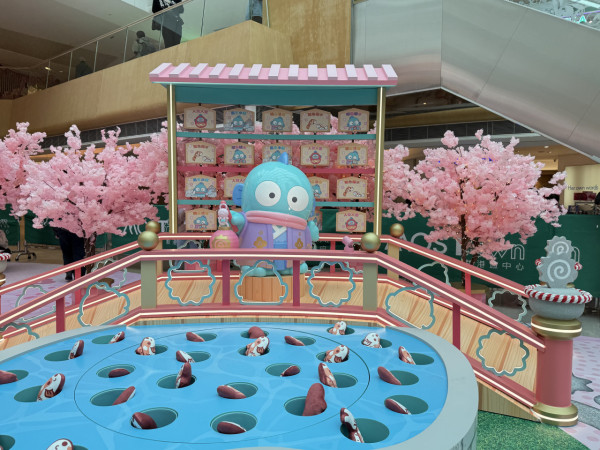 全港首個水怪HANGYODON新春花庭園！6米高日式溫泉風呂/逾200款Sanrio周邊