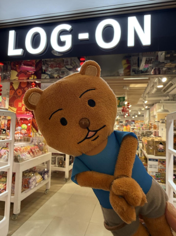 動漫界傳奇「熊吉」在港落網？LOG-ON現身爆紅公仔「熊吉被逮捕」 還原經典被捕場面！