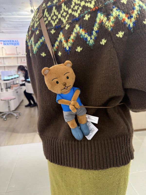 動漫界傳奇「熊吉」在港落網？LOG-ON現身爆紅公仔「熊吉被逮捕」 還原經典被捕場面！