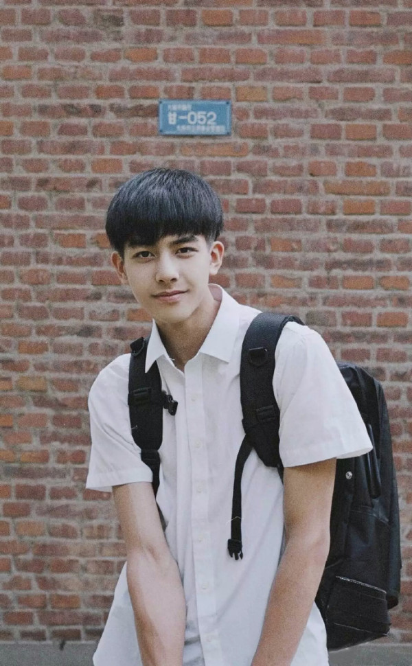 宋威龍出道11年緋聞女友逐個數！16歲初戀親密照曝光  身高185成新頂流男神