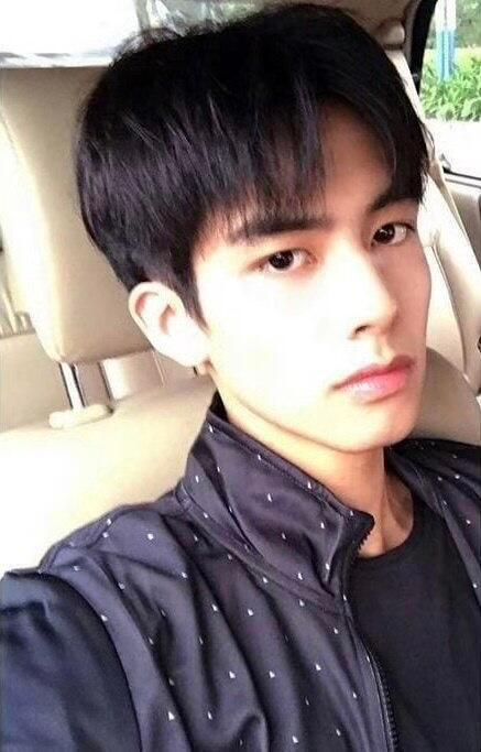 宋威龍出道11年緋聞女友逐個數！16歲初戀親密照曝光  身高185成新頂流男神
