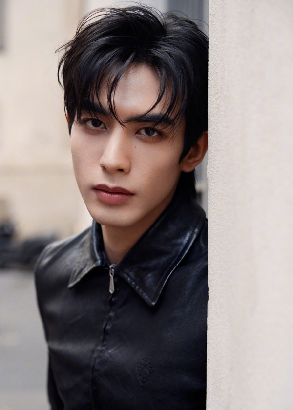 宋威龍出道11年緋聞女友逐個數！16歲初戀親密照曝光  身高185成新頂流男神