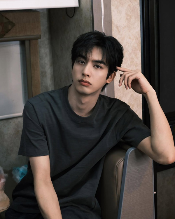 宋威龍出道11年緋聞女友逐個數！16歲初戀親密照曝光  身高185成新頂流男神