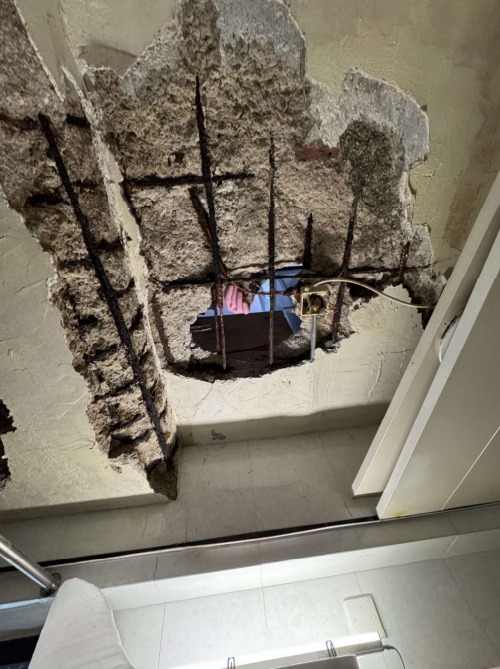 樓上裝修鑿穿地板！樓下驚見大洞「落石屎雨」師傅遭指卸膊 屋宇署：最高可罰100萬