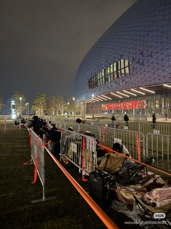 BLACKPINK啟德開騷！深夜人龍「打蛇餅」好誇張　粉絲捱凍排9小時爭頭位：成功趴到第一排好值得！